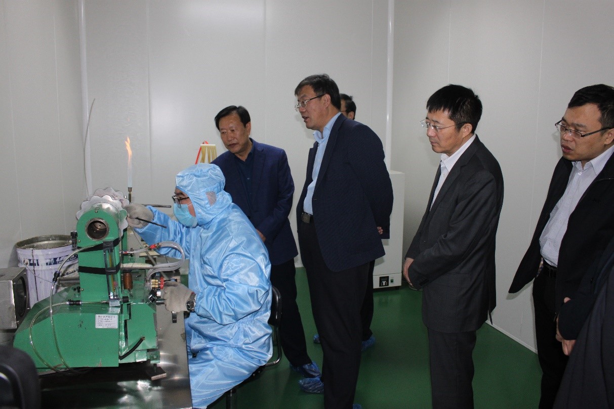 山東省科技廳黨組成員、青島國(guó)家海洋科學(xué)研究中心李儲(chǔ)林主任一行蒞臨東儀集團(tuán)參觀指導(dǎo)